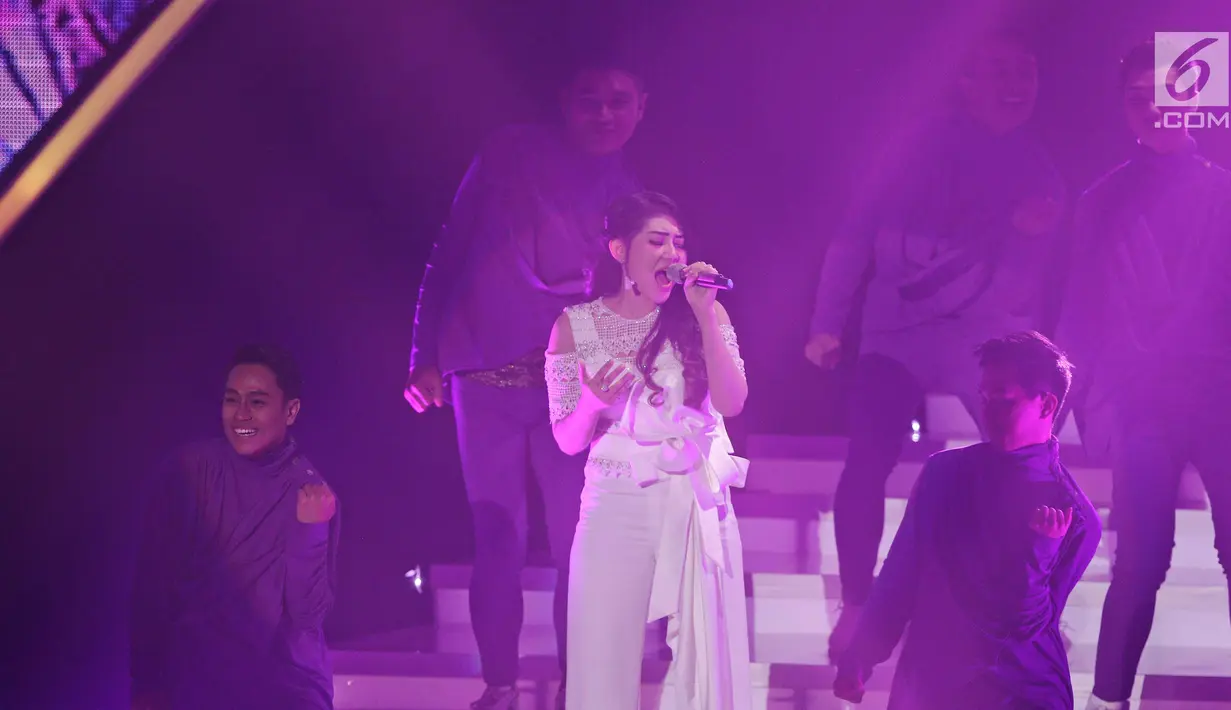 Penampilan penyanyi dangdut Via Vallen di Konser Raya 23 Indosiar Luar Biasa di Jakarta , Kamis (11/1). Via Valen dan Zaskia Gotik mebawakan lagu sayang dan juragan empang. (Liputan6.com/Herman Zakharia)