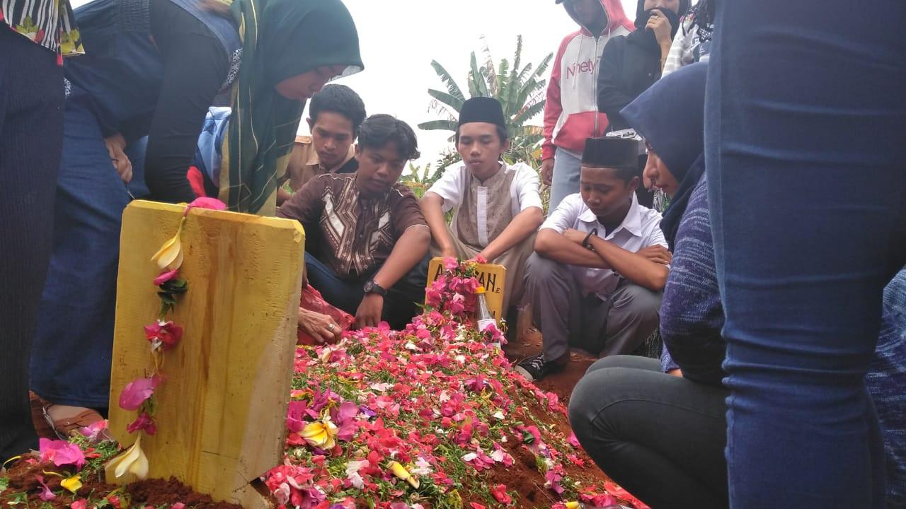 Sejumlah pelajar teman almarhum Ahmad Fauzan (18) tampak bersedih di depan makam. Pelaku penusukan Fauzan hingga tewas, sudah diamankan Polisi Resort Tangerang Selatan (Tangsel), Minggu (12/8/2018).
