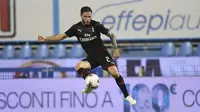 Pemain AC Milan Davide Calabria mengontrol bola saat menghadapi SPAL pada pertandingan Serie A di Stadion Paolo Mazza, Ferrara, Italia, Rabu (1/7/2020). Pertandingan berakhir dengan skor 2-2. (Filippo Rubin/LaPresse via AP)