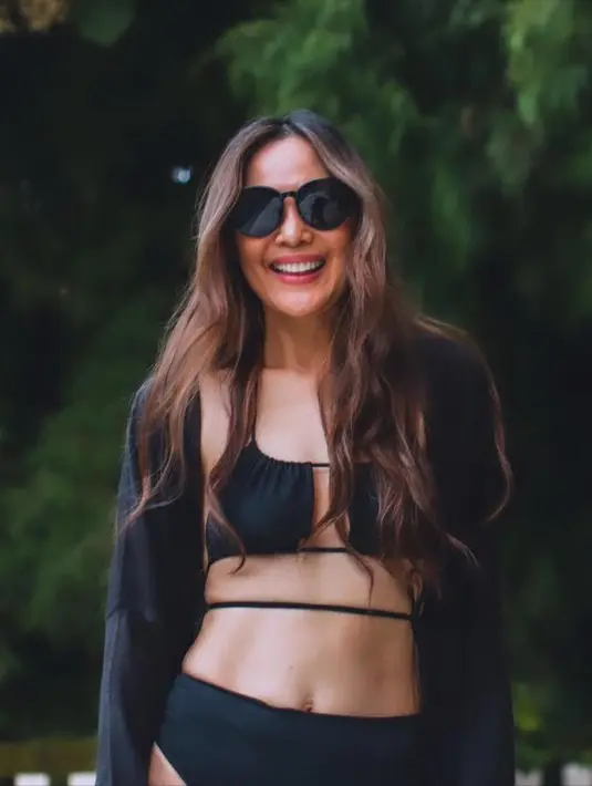 <p>Tak hanya wajah yang cantik, Ina Thomas juga punya perut yang rata. [Foto: instagram.com/inathomas]</p>