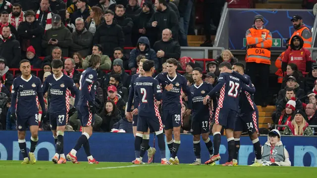 Guus Til dkk melakukan selebrasi usai mencetak gol di laga Liverpool vs PSV di matchday 5 Liga Champions 2025/2026 di Anfield, Kamis (27/11/2025). (AP Photo/Jon Super)