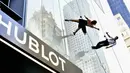 Aksi penari menari di dinding bangunan gedung, Manhattan borough New York (19/4). Aksi nekat ini merupakan bagian dari pembukaan toko "Hublot"di Fifth Avenue, Manhattan. (REUTERS/Andrew Kelly)