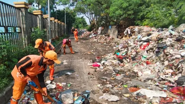 Petugas gabungan menutup tempat pembuangan sampah (TPS) liar untuk membenahi sistem tata pengelolaan sampah di Kelurahan Cakung Barat, Jakarta Timur, Rabu (1/7/2026).