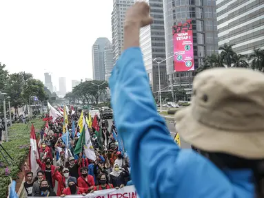 Massa yang tergabung dalam Gerakan Mahasiswa Jakarta berunjuk rasa di depan Kementerian Pendidikan dan Kebudayaan (Kemendikbud), Jakarta, Senin (22/6/2020). Mahasiswa mengkritik Kemendikbud karena tidak adanya kebijakan keringanan biaya kuliah di tengah pandemi COVID-19. (Liputan6.com/Faizal Fanani)