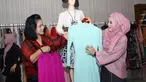 Istri Presiden Joko Widodo, Iriana Jokowi memanfaatkan kepulangannya di Solo untuk mengecek busana.