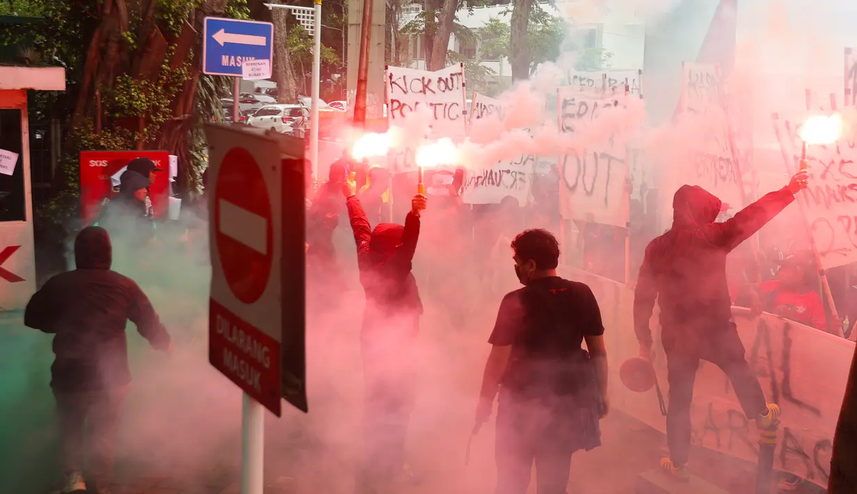 Saat berunjuk rasa, mereka juga menyalakan petasan berjenis flare dan kembang api. Tampak dalam foto, suporter timnas Indonesia, Ultras Garuda, saat menggelar aksi unjuk rasa di depan Kantor PSSI, GBK Arena, Senayan, Jakarta Pusat, Jumat (14/11/2025). (Bola.com/M Iqbal Ichsan)