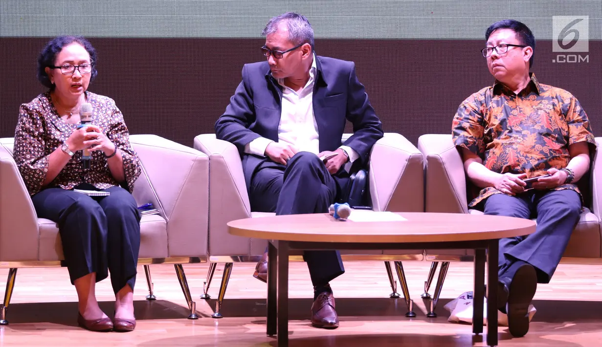 Pemimpin Redaksi Kompas, Ninuk Mardiana Pambudy menjadi pembicara dalam Konferensi Rakernas AMSI (Asosiasi Media Siber Indonesia) 2019 di Jakarta, Jumat (1/3). Konferensi itu membahas tema 'Regulasi  dan Transformasi Media'. (Liputan6com/Johan Tallo)