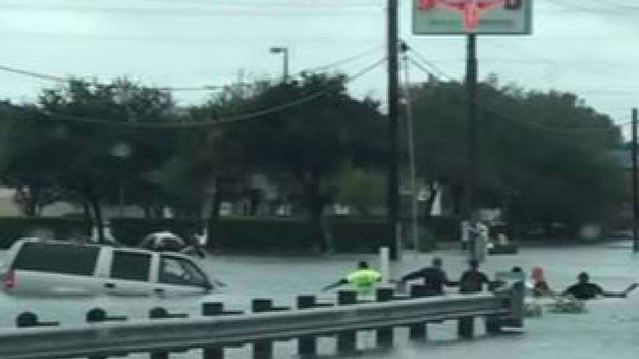 Rantai manusia menyelamatkan korban banjir akibat Badai Harvey. (Storyful)