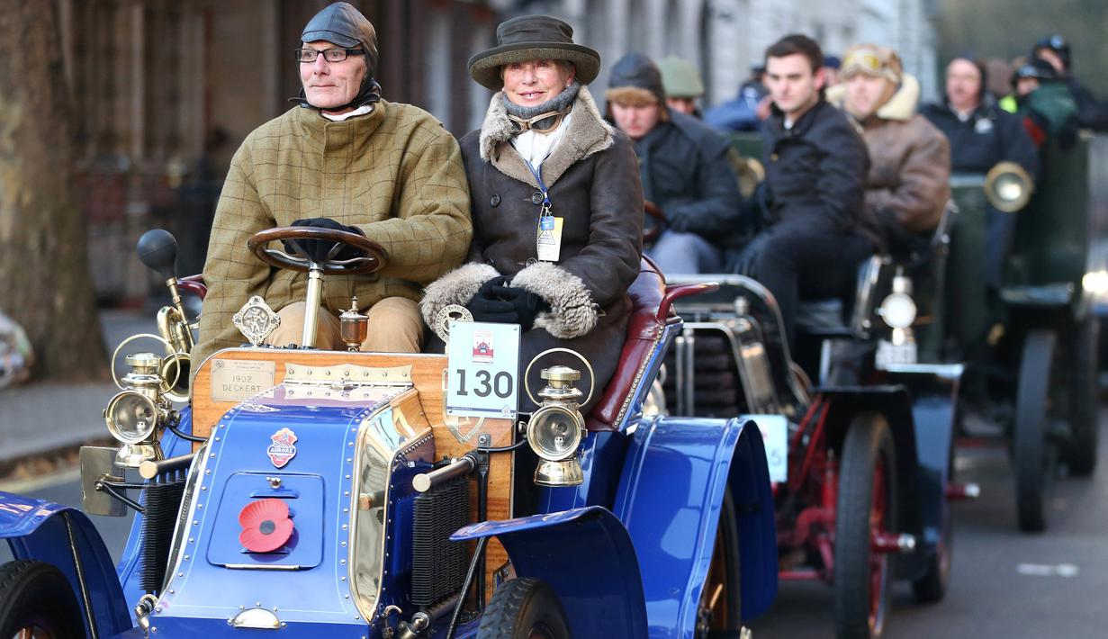Iringan rombongan peserta yang mengendarai mobil klasik saat tur tahunan mobil veteran dari London ke Brighton di London, Inggris (6/11). Mobil-mobil yang ikut berasal dari tahun 1960-an hingga sudah berusia lebih dari 100 tahun. (Reuters/Neil Balai)