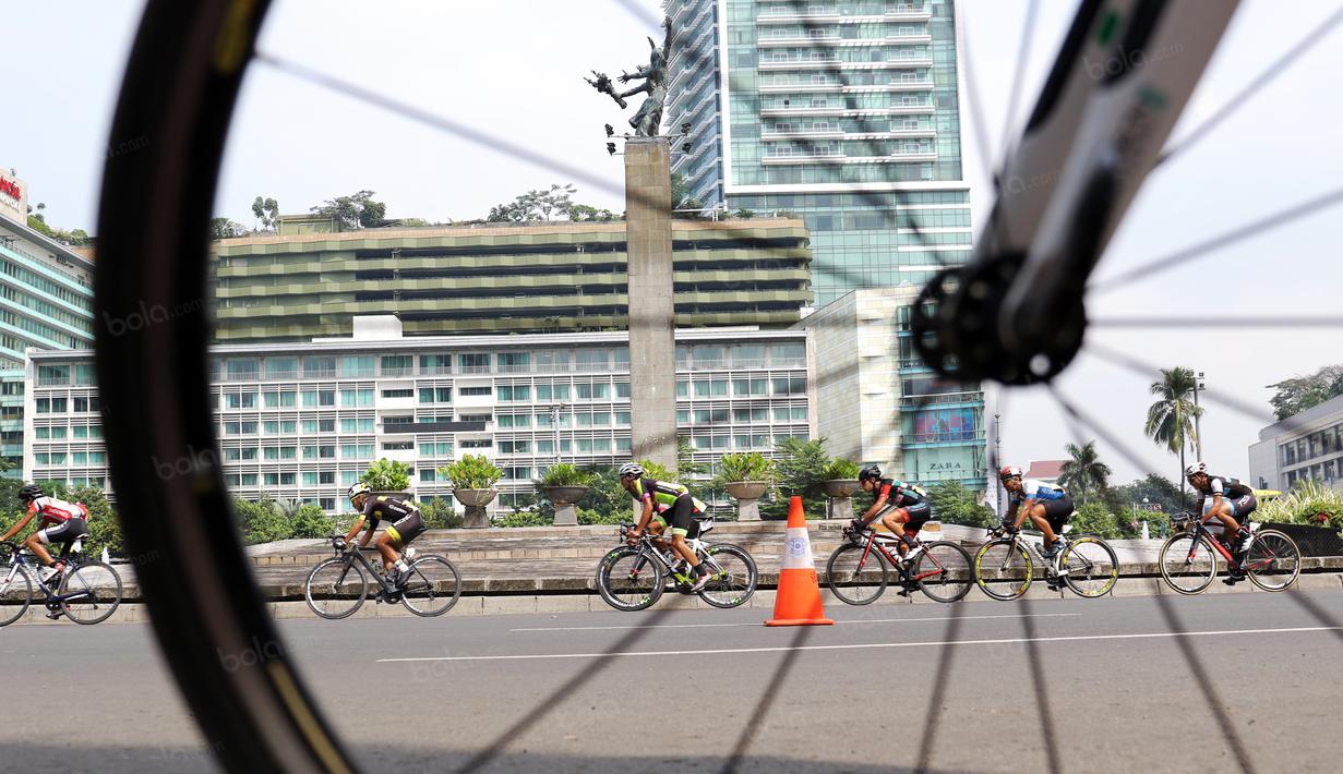 Pebalap Tour de Jakarta bersaing menjadi yang terdepan pada etape terakhir di Bundaran Hotel Indonesia, Jakarta, Sabtu (30/7/2016). (Bola.com/Nicklas Hanoatubun)