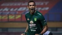 Jose Wilkson berhasil mencetak dua gol pada laga debutnya melawan Persikabo 1973. Ia juga terpilih menjadi starting terbaik pada pekan kedua BRI Liga 1 2021/2022. Penyerang asal Brasil tersebut telah mengoleksi tiga gol di seri pertama ini. (Bola.com/Bagaskara Lazuardi)