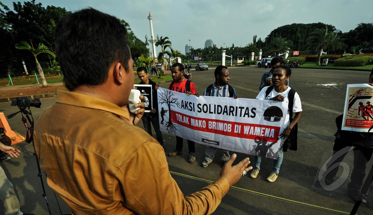 Sejumlah mahasiswa perwakilan Papua melakukan aksi solidaritas di depan Istana Merdeka, Jakarta, Selasa (31/3/2015). Mereka menolak pembangunan markas komando Brimob di Wamena. (Liputan6.com/Faizal Fanani) 