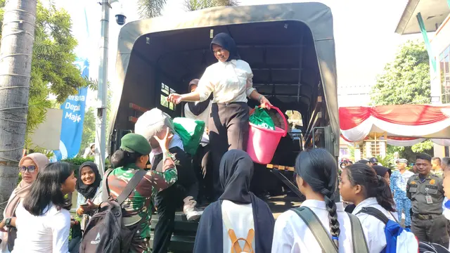 Pemerintah Kota Depok saat memberangkatkan anak mengikuti pendidikan militer ke Markas Divisi 1 Kostrad, Depok. (Liputan6.com/Dicky Agung Prihanto)