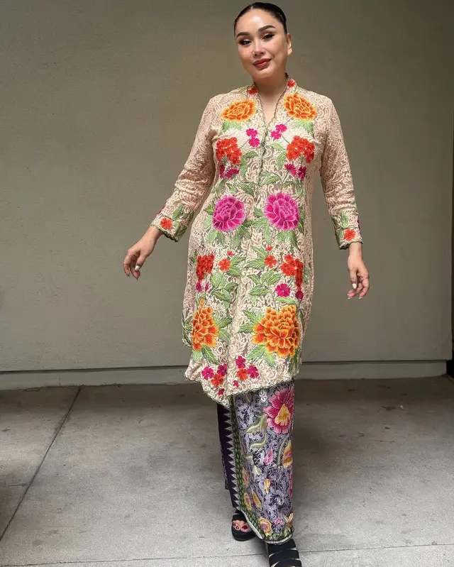 5 Potret Titi DJ di pernikahan Stephanie Poetri, tampil anggun dengan kebaya tradisional