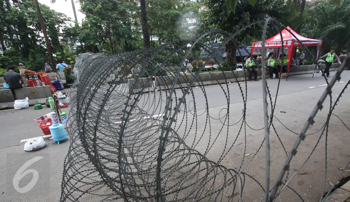 Petugas saat berjaga saat sidang kasus penistaan agama dengan terdakwa Gubernur DKI Basuki T Purnama, Jakarta, Senin (13/2). Memasuki masa tenang Pilkada, kondisi di luar sidang terpantau lebih sepi. (Liputan6.com/Immanuel Antonius)