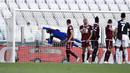 Striker Juventus, Cristiano Ronaldo, mencetak gol ke gawang Torino pada laga Serie A di Stadion Allianz, Turin, Sabtu (4/6/2020). Juventus menang 4-1 atas Torino. (AP/Fabio Ferrari)