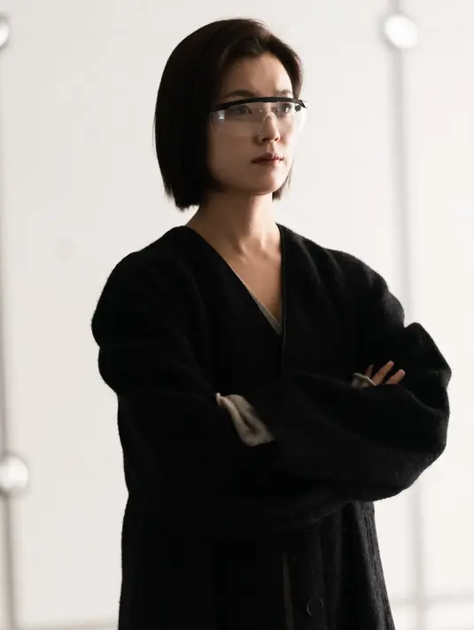 <p>Han Hyo Joo berperan sebagai Yoon Ja Yoo, pengusaha yang membuka era budidaya daging buatan. Yoon Ja Yoo mendapat perhatian dari semua lapisan masyarakat dan pada saat yang sama, menerima ancaman dari para penentang. (Foto: Disney+ Hotstar)</p>