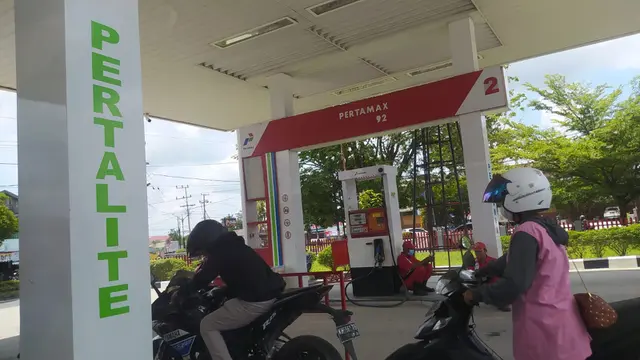 Kendaraan mengantre demi mendapatkan pertalite di salah satu SPBU di Palangkaraya. (Foto: Liputan6.com/Marifka Wahyu Hidayat)