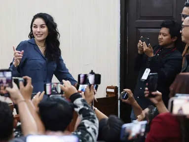 Nikita Mirzani menjalani sidang lanjutan terkait kasus dugaan pemerasan dan Tindak Pidana Pencucian Uang (TPPU) terhadap pengusaha produk kecantikan, Reza Gladys, di Pengadilan Negeri Jakarta Selatan, Senin (10/20/2025). (Kapanlagi.com/Budy Santoso)