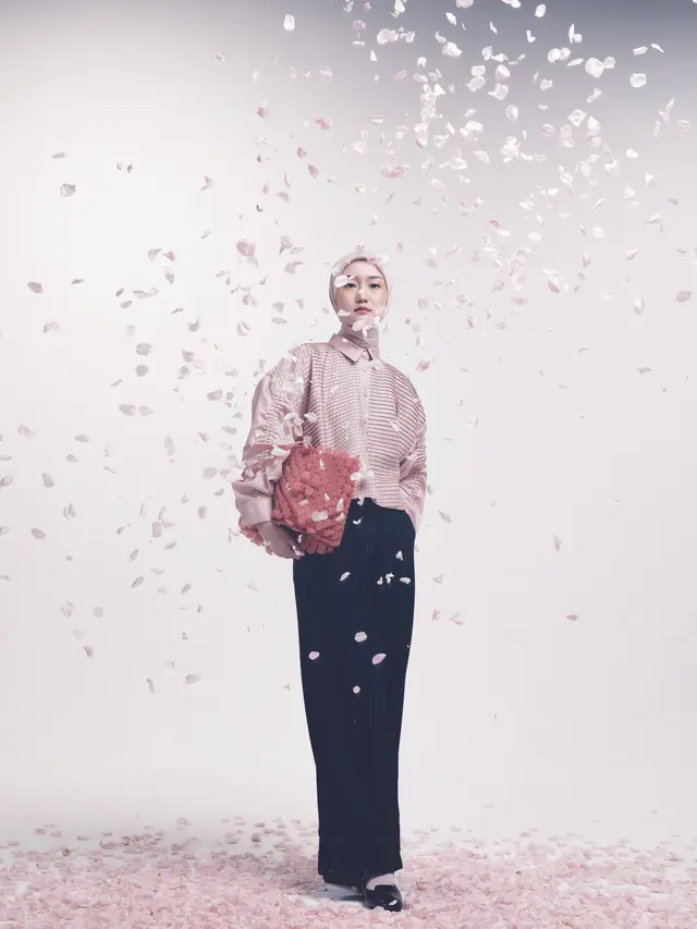 Kolaborasi ini tidak hanya soal menghasilkan koleksi mode yang indah, tetapi juga merayakan nilai-nilai seni dan budaya Indonesia.