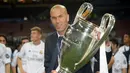 Zinedine Zidane. Ia ditunjuk Real Madrid menggantikan posisi Rafael Benitez pada tengah musim 2015/2016. Zidane sukses mempersembahkan trofi Liga Champions usai mengalahkan Atletico Madrid via adu penalti pada 28 Mei 2016 dan sukses merebutnya kembali 2 musim berturut-turut. (AFP/Filippo Monteforte)