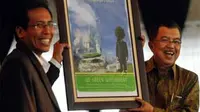 Jusuf Kalla menerima poster bertuliskan pemerintahan yang bersih dari Direktur Eksekutif SSSG Fadjroel Rachman.(Antara)