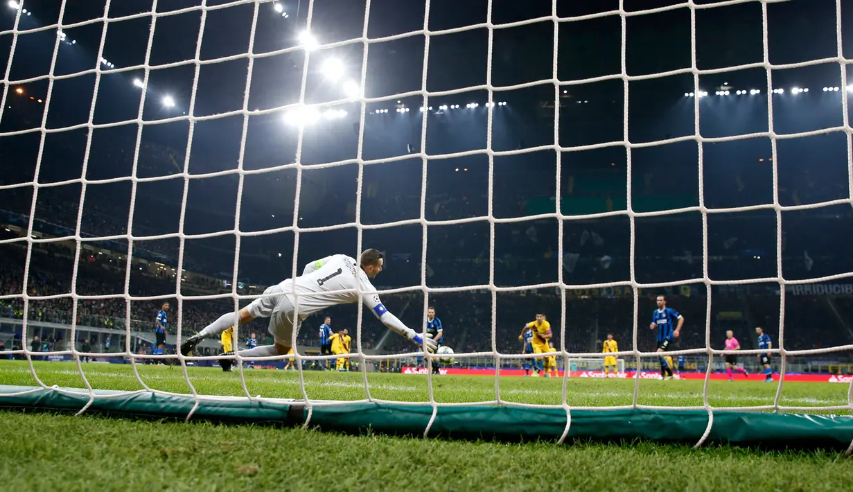 Pemain Barcelona Ansu Fati mencetak gol ke gawang Inter Milan pada pertandingan Grup F Liga Champions di Stadion San Siro, Milan, Italia, Selasa (10/12/2019). Barcelona menang 2-1. (AP Photo/Antonio Calanni)