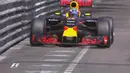 Pebalap Red Bull, Daniel Ricciardo, menempati posisi pertama saat kualifikasi F1 GP Monako, Sabtu (28/5/2016). (Bola.com/Twitter/F1)