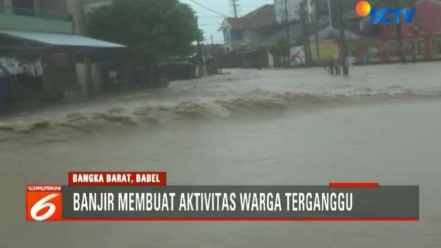 Ketinggian banjir yang mencapai 1 meter membuat aktivitas warga terganggu dan membuat akses jalan lumpuh total.