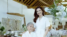 Sudah 3 dekade lebih Raline Shah mengenal sang nenek. Ia mengungkapkan jika neneknya menjadi semakin cantik setiap tahunnya. Banyaknya momen yang dilalui bersama membuatnya sangat bersyukur memilikinya. (Liputan6.com/IG/@ralineshah)