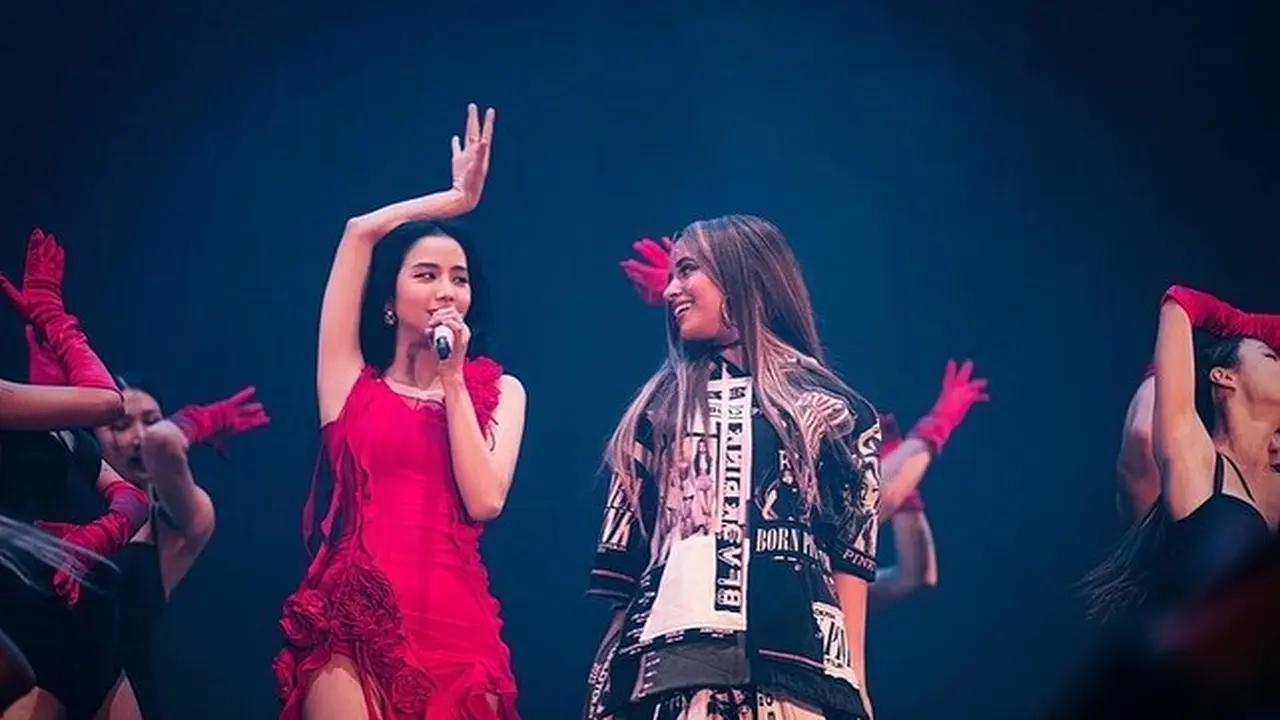 Duet Bareng Jisoo, Camila Cabello Pakai Outfit yang Terinspirasi dari Merch BLACKPINK di Konser BORN PINK
