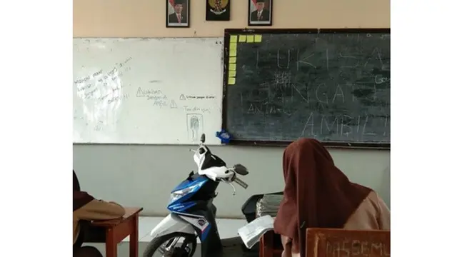 6 Foto Parkir Motor Sembarangan Ini Bikin Geleng Kepala
