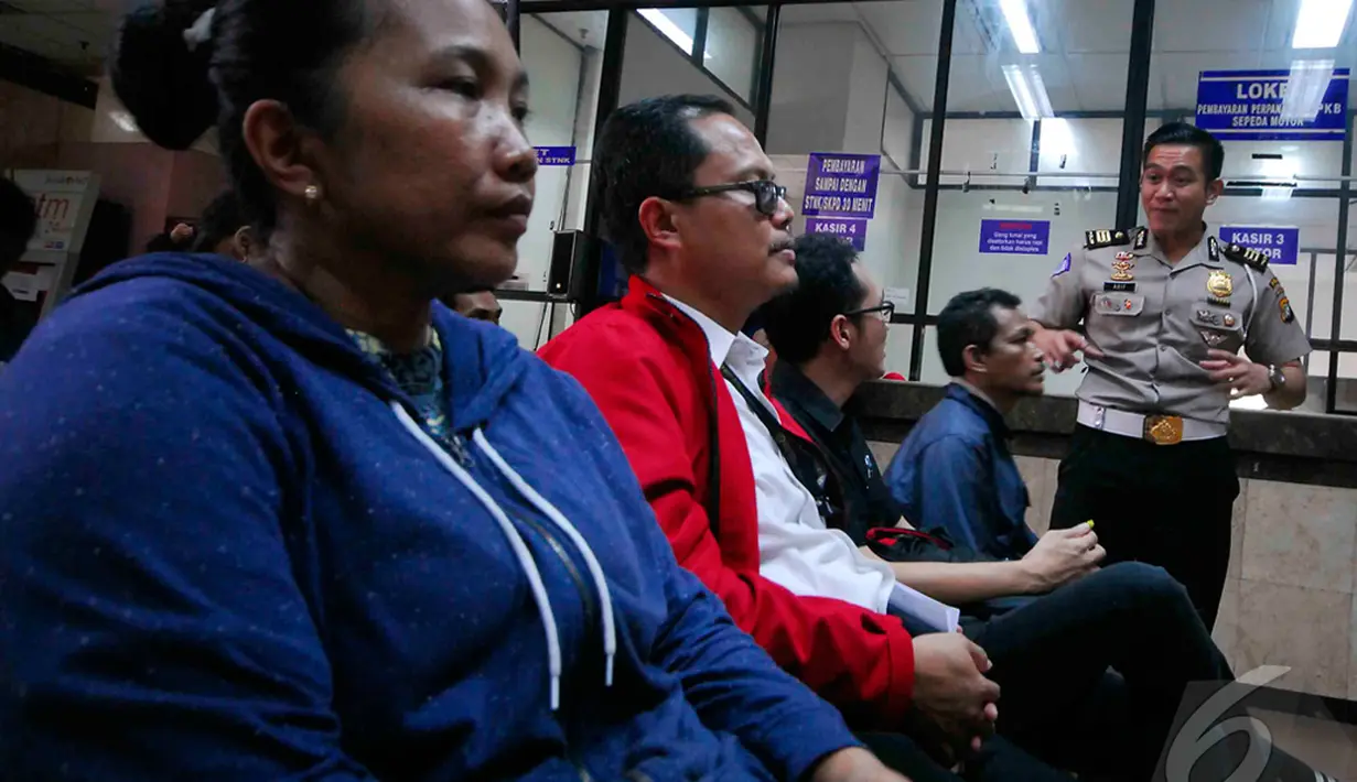 Petugas Samsat Jakarta Pusat meningkatkan pelayanan dengan tetap melayani para wajib pajak saat jam istirahat, Kamis (11/12/2014). (Liputan6.com/Johan Tallo)