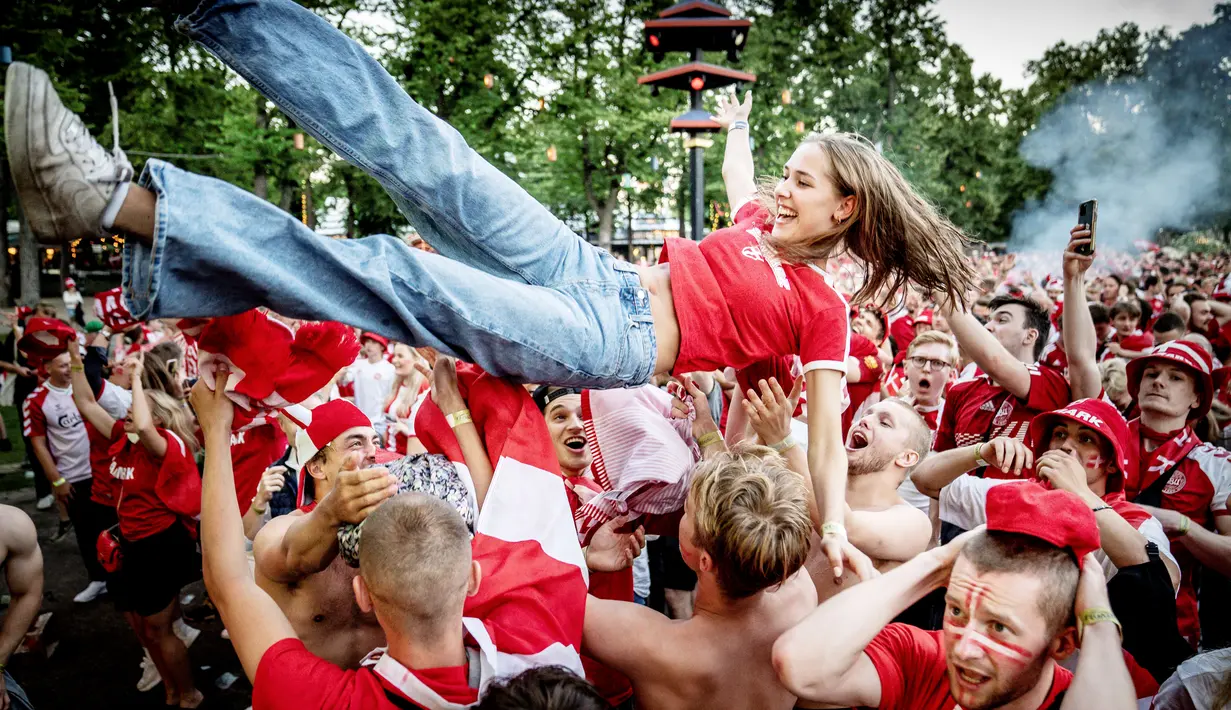 Sejumlah suporter Timnas Denmark mengangkat fans wanita  saat menonton bersama laga melawan Timnas Inggris di  Copenhagen, Denmark, Kamis (8/7/2021). (Foto:AFP/Mads Claus Rasmussen/Ritzau Scanpix,Pool)