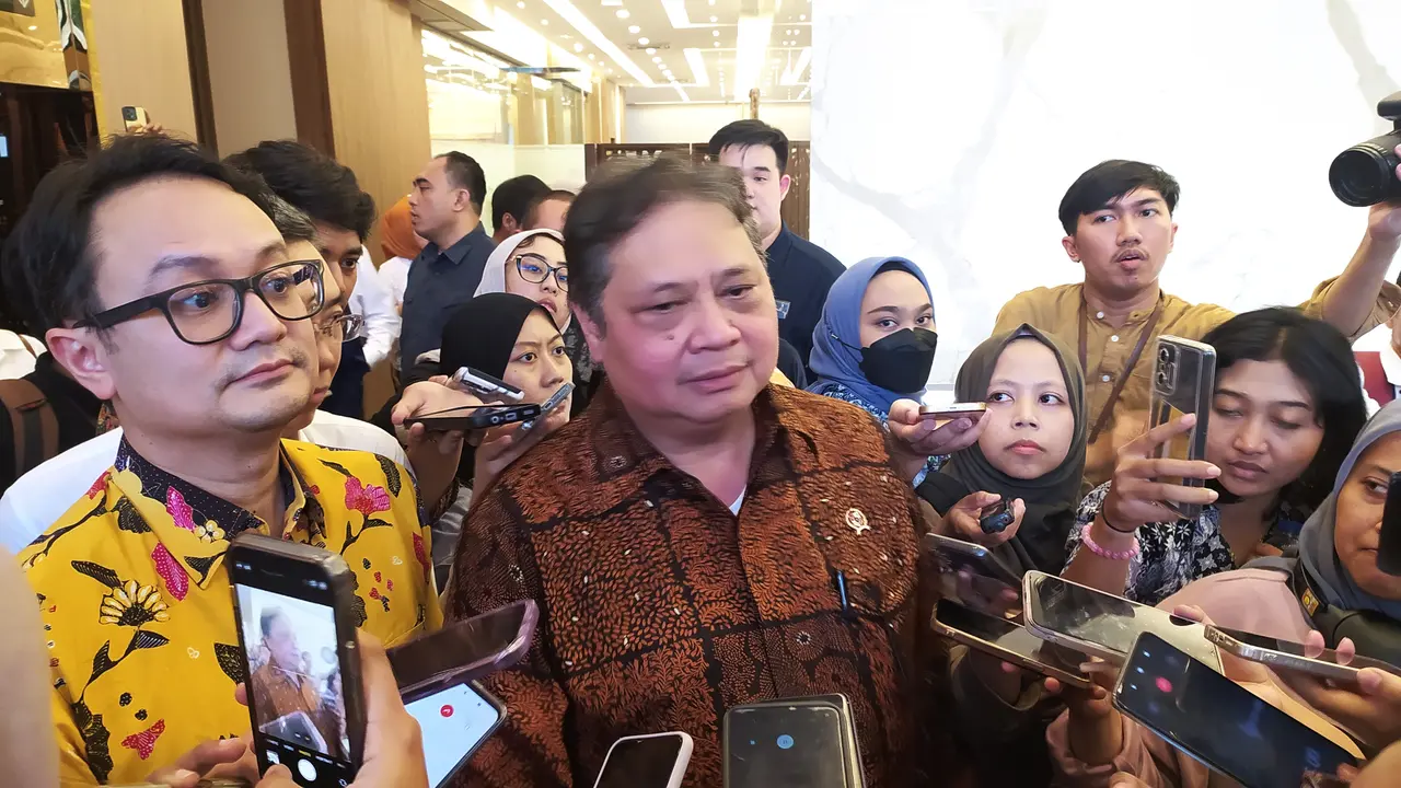 Menteri Koordinator Perekonomian, Airlangga Hartarto dalam konferensi pers perkembangan isu perekonomian terkini, di Kantor Kemenko, Jakarta, Kamis (18/4/2024). (Tira/Liputan6.com)
