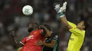 Bek Manchester United, Romelu Lukaku, duel udara dengan bek Real Madrid, Raphael Varane,  pada laga Piala Super Eropa di Stadion Philip II, Skopje, Selasa (8/8/2017). Real Madrid menang 2-1 atas Manchester United. (AP/Thanassis Stavrakis)