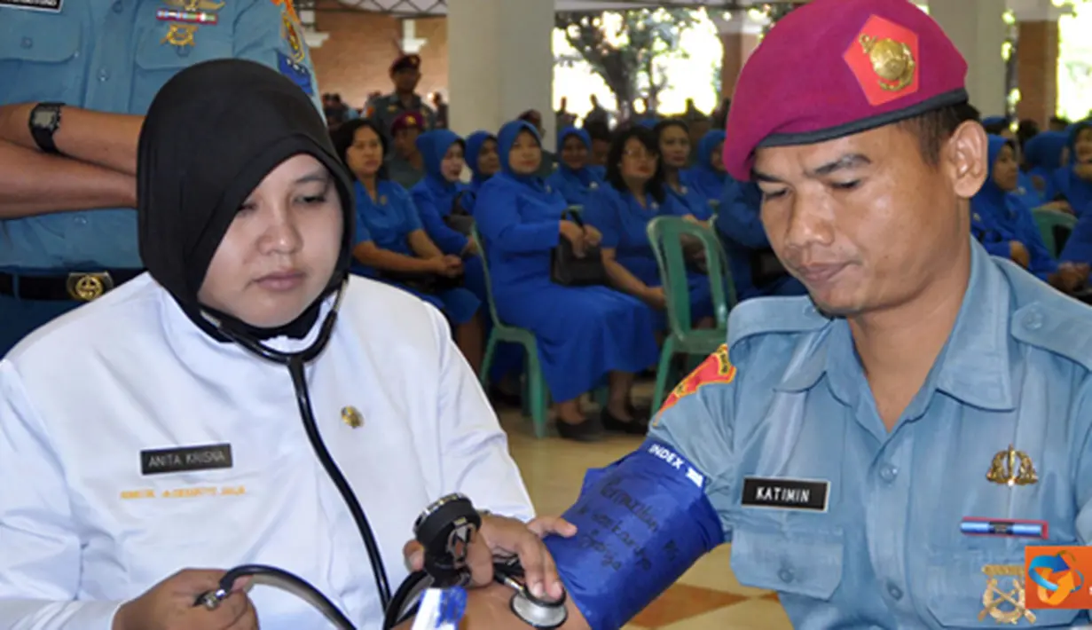 Citizen6, Sidoarjo: Dalam rangkaian kegiatan memperingati HUT Puspenerbal ke - 56 prajurit Korps Marinir ikut berpartisipasi menyumbangkan darah di Denma Puspenerbal, Juanda Sidoarjo, Selasa (29/5). (Pengirim: Roby)