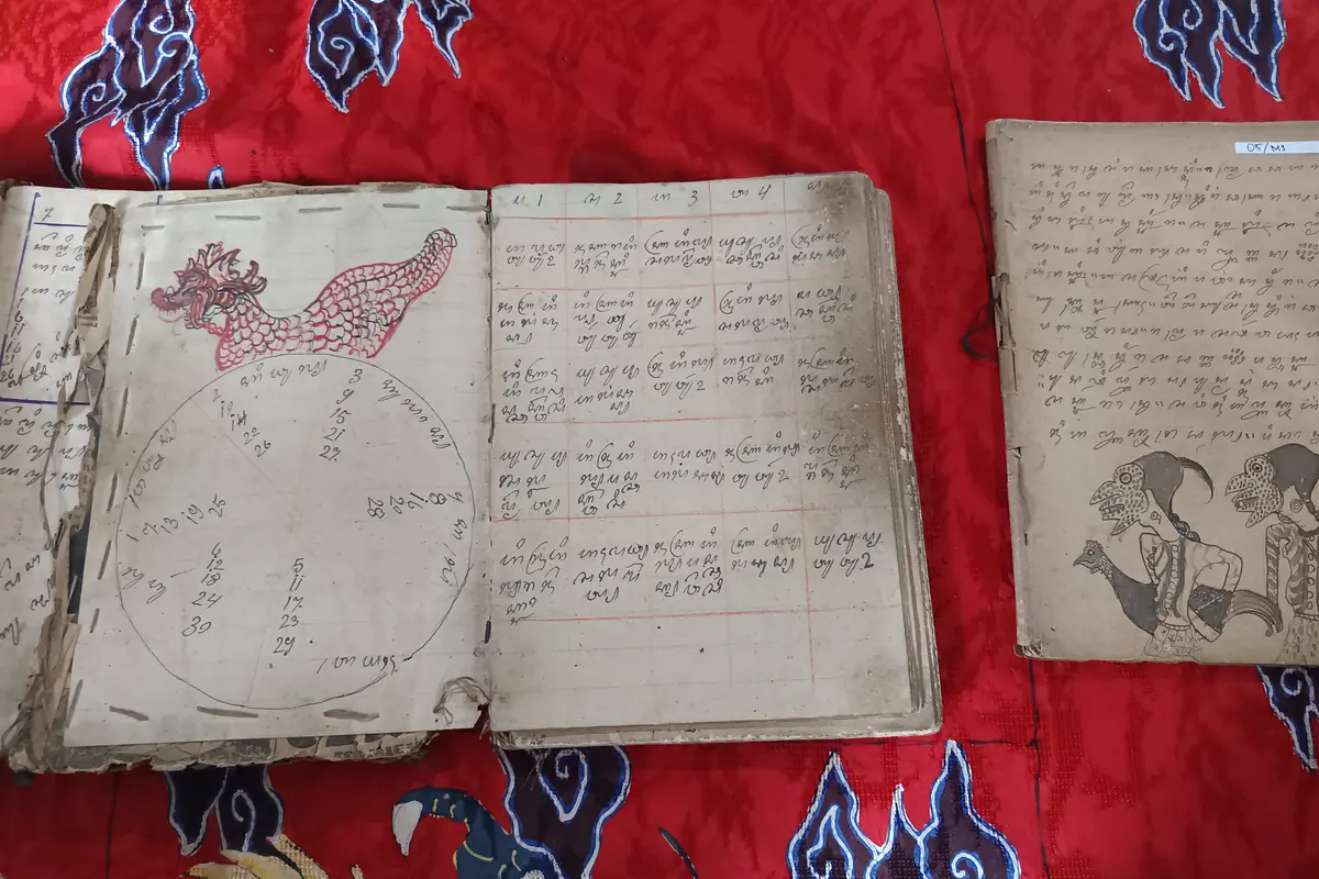 Salah satu bagian naskah kuno ‘Patambaan’ berusia satu abad koleksi Museum Prabu Siliwangi, Sukabumi. (Liputan6.com/Fira Syahrin)