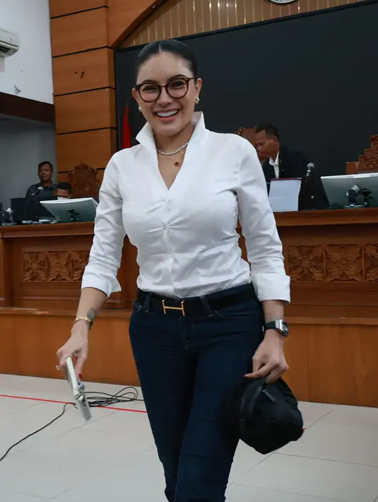 Untuk diketahui, berkas perkara Nikita Mirzani diserahkan ke Kejaksaan Negeri Jakarta Selatan pada Kamis 5 Juni 2025. (Kapanlagi.com/Budy Santoso)