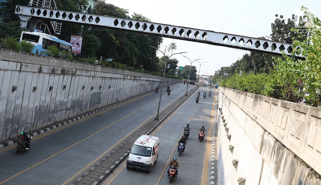 Sejumlah kendaraan melintas di bawah Jembatan Penyeberangan Orang (JPO) Pasar Minggu yang akan segera diturunkan di Jakarta, Kamis (4/4). Dampak dari proses penurunan JPO yang ambruk beberapa tahun lalu tersebut adalah pengalihan arus lalu lintas di sekitar lokasi. (Liputan6.com/Immanuel Antonius)