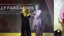 Pemimpin Redaksi Liputan6.com Irna Gustiawati saat memberikan penghargaan kepada Ketua TP PKK Bunda Literasi, Bunda PAUD kota Depok dan ketua forum kota sehat Elly Farida Idris dalam Anugrah Inspiratif Liputan6.com di Jakarta, Sabtu (8/7/2023). Dengan  kategori Tokoh Inspiratif pegiat keagaman dan budi pekerti. (Liputan6.com/Angga Yuniar)
