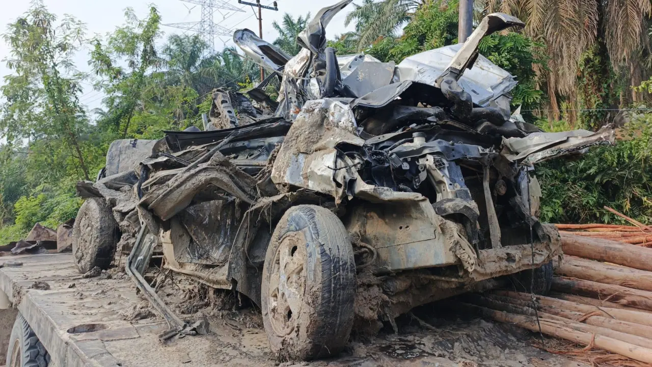 Minibus hancur setelah ditabrak truk pengangkut kayu di Kabupaten Pelalawan.