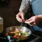 Bagaimana proses memasak sebuah makanan juga perlu diperhatikan untuk membantu menurunkan kadar kolesterol. (Foto: Pexels/cottonbro studio)