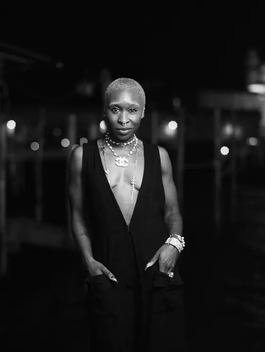 Chynthia erico memakai vest tweed hitam dengan celana tweed senada dari koleksi Spring/Summer 2021