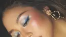 MUA Archangela Chelsea pun memoles wajah Sherina dengan konsep dreamy fairy celestial. Menggunakan produk Dior, riasan mata biru shining menjadi on point, dengan blush on pink dan lipstik pink glossynya.  [@archangelachelsea]