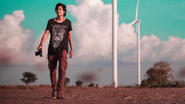 FOTO: Gaya Santai Adipati Dolken Saat Asik Berlibur