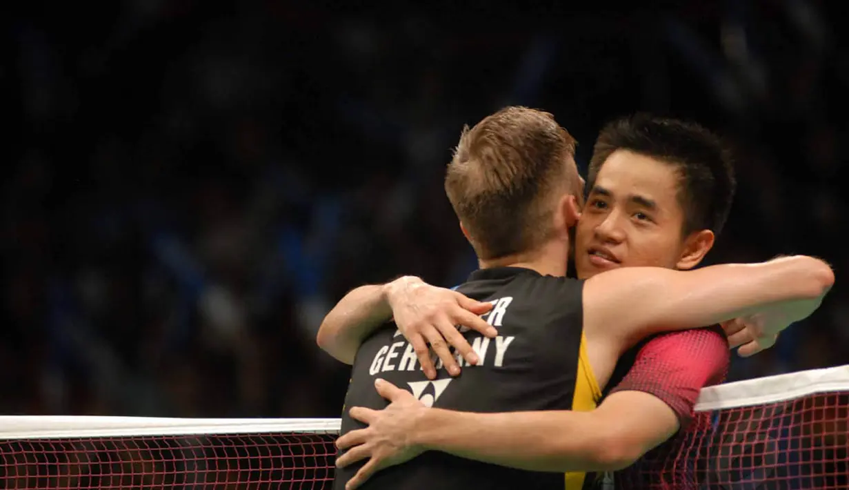 Usai pertandingan, Simon Santoso dan pemain Jerman Marc Zwiebler saling berpelukan, Jakarta,  Rabu (17/6/14). (Liputan6.com/Miftahul Hayat)