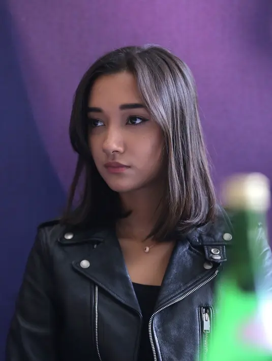 Carissa Perusset saat memperhatikan penonton yang bertanya saat promosi film Antologi Rasa. (KapanLagi.com/Deki Prayoga)