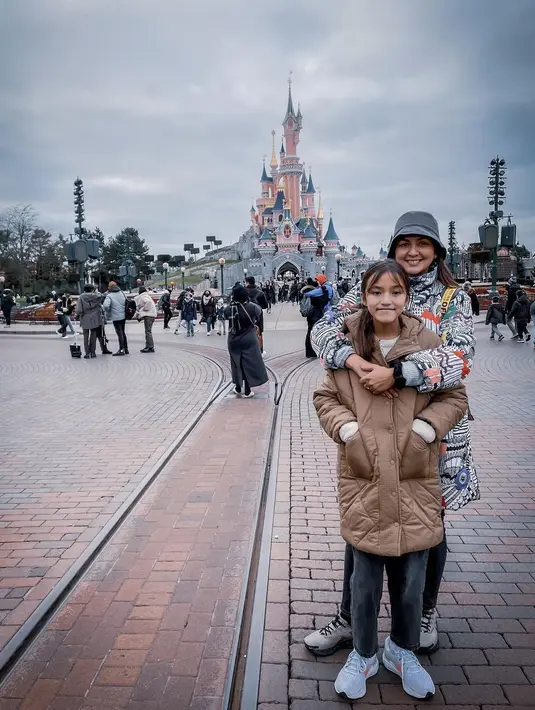 Donna Agnesia dan Darius Sinathrya beserta anak-anak (Instagram/dagnesia)