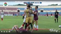 Dua pemain Bali United, Wawan Hendrawan dan Willian Pacheco nyaris baku hantam ketika melawan PSM Makassar. (Tangkapan layar Vidio).